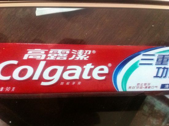 Unsere neu erworbene zahncreme....welche Geschmacksrichtung wird es wohl sein?! Minze, Hund, oder sushi?!