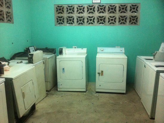 Das Waschmaschinen Paradies!!! Hinten links ist DER Trockner!!