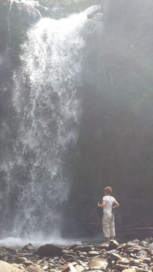 Der Wasserfall von unten...Katja im sprühnebel
