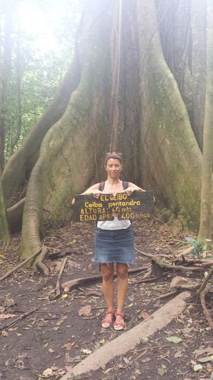 Der 400 Jahre alte Baum und die 40 jährige Frau