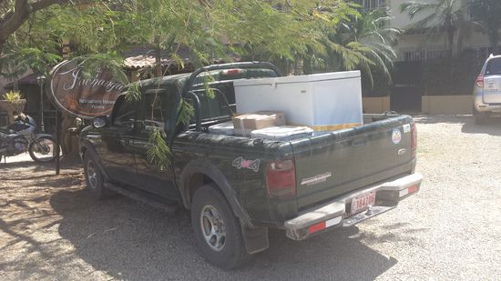 Das ist ein Kühlwageb Ticostyle!
Die weiße Gefriertruhe wird über Nacht an die Steckdose gehängt und tagsüber werden dann die fast immer kalten Lebensmittel ausgeliefert!   Pura vida