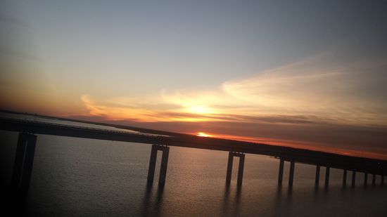 Sonnenaufgang an der Grenze von Zivilisation zur Wüste