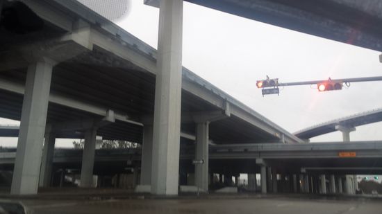Eines der kleinen  Autobahnkreuze rund um Houston ( fast ohne Autos!)