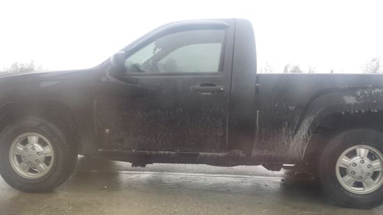 Ein vereister Truck, der so von der Strasse runter kam