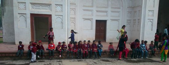 Eine Schulklasse von Zwergerln im Roten Fort