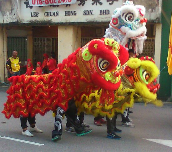 Zur Geburtstagsfeier eines chinesischen Tempels in Kuching kamen einige Drachen vorbei.
