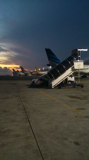 Abendstimmung am Flughafen in Denpasar