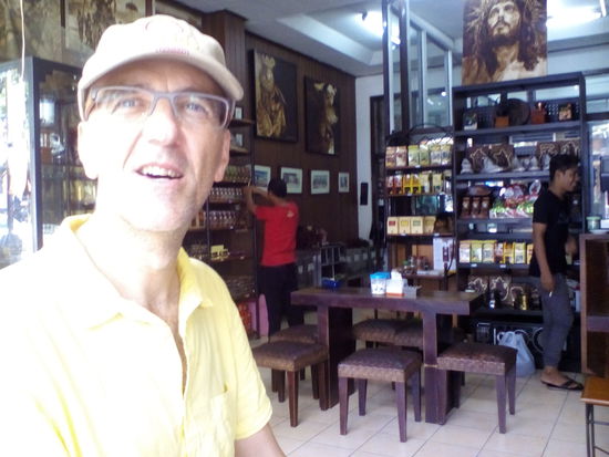 Kaffetrinken in Denpasar, günstiger als in Umalas (unbedingt den Jesus beachten mit seiner schönen Dornenkrone)!