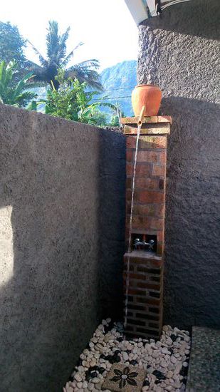 Freiluftdusche im Guesthouse Sudi, ein wahrer Genuss auch wenn frau das Klopapier mit der Riiiesenspinne teilen muss!