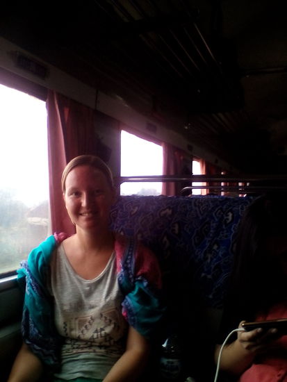 Anna aus Graz im Zug nach Surabaya
