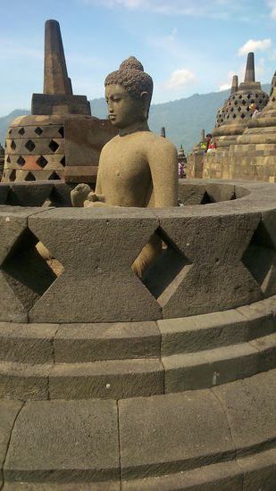 Im Borobudurtempel sitzt in jeder "Glocke" ein Buddha