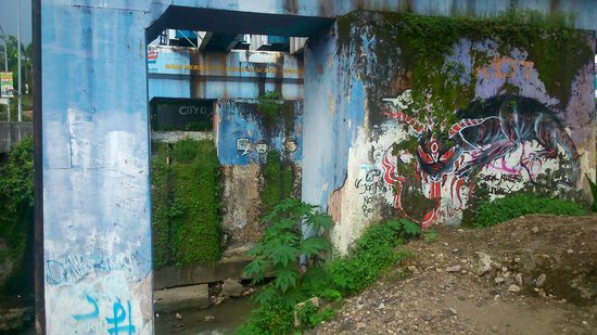 Brückenpfeilergraffitie in Yogja gesehen.