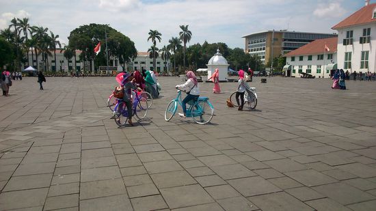 Taman Fatahilla unter der Woche, am Wochenende ist Jahrmarktstimmung.