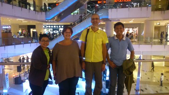 Mit Vivi und Dinda in der Shoppingmall, wir waren leider am unfashionabelsten gekleidet, we are sorry!