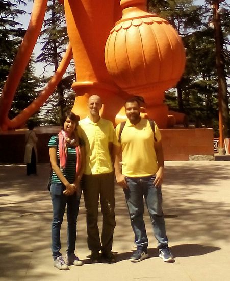 Andreas mit Sneha und Akhil (alle ohne Brille)