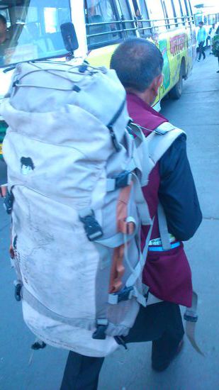 Träger mit meinem schon ziemlich dreckigen Rucksack beim alten Busbahnhof