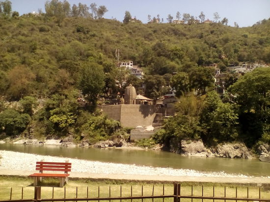 Blick über den Beasfluss auf den Shivatempel in Mandi