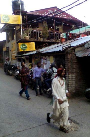 Schräge Menschen auf der Strasse