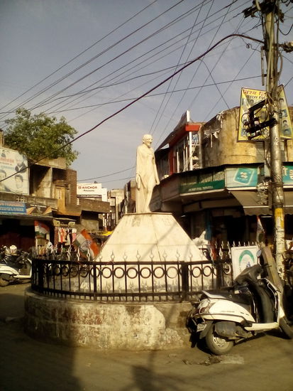 Gandhistatue im Zentrum