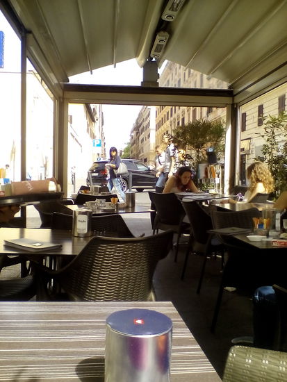 Warten auf Andreas, auf ein Zimmer, eine Dusche und ein Bett