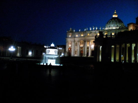Petersdom bei Nacht