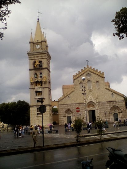 Glockenturm und Dom von Messina