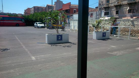 Busbahnhof von Catania in der Mittagshitze
