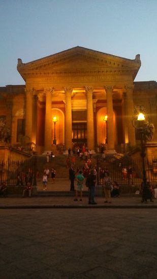 Theater Massimo bei Nacht