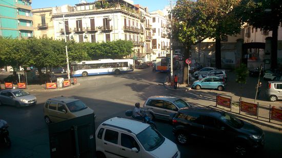 Blick vom Balkon auf die Strasse