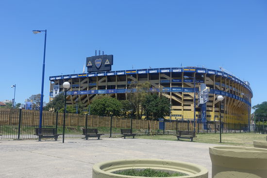 Fußballstadion der Boca Juniors. Dem FC Bayern Argentiniens. 
Dort begann die Karriere von Diego Maradonna.