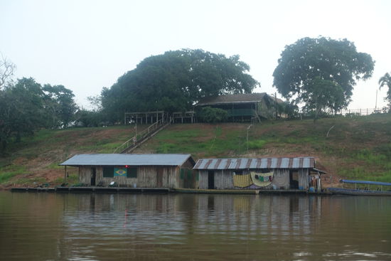 Unsere Lodge, unten die Gemeinschaftsräume zum Essen , oben die "Zimmer"