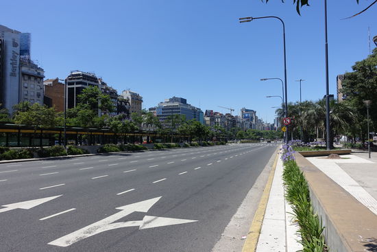 Avenida 9 de Julio, der 140m breite Boulevard Buenos Aires.