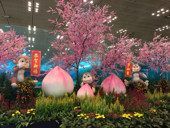 Neujahrsdekoration im Flughafen Singapur - das Jahr des Affen bricht an!