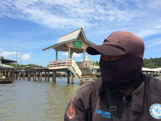 Tour mit dem Motorboot durch das Kampong Ayer (unser Bootsführer schützt sich nur vor der Sonne, ansonsten war Roy sehr nett!!!