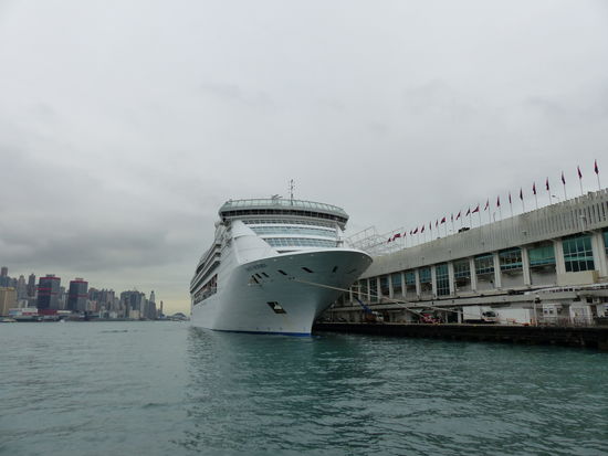 Das Schiff legt endgültig in Kowloon an