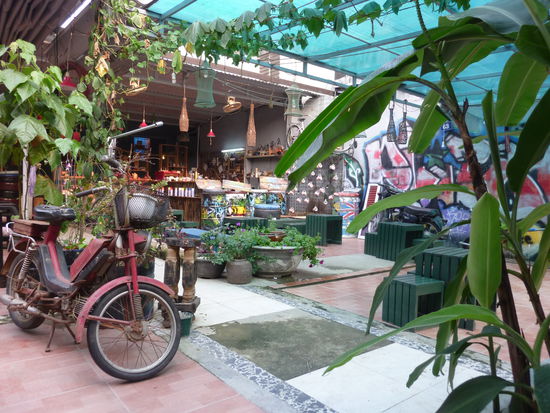 Das Freiluft-Café; die Schildkröte hockte in der Pflanze am rechten Bildausschnitt 