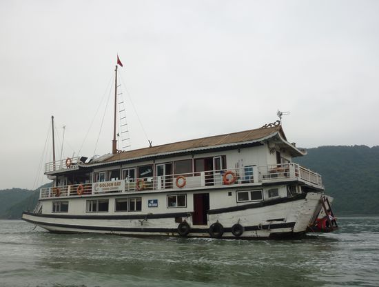 Unser Boot. Am Heck sitzt der Koch 