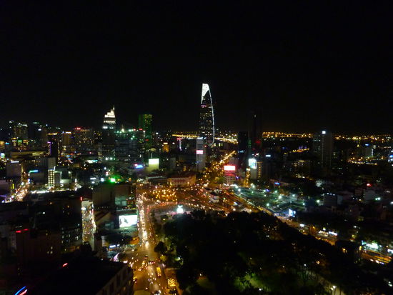 Aussicht Chill Sky Bar. Die spitze "Nadel" ist der Bitexco Tower.