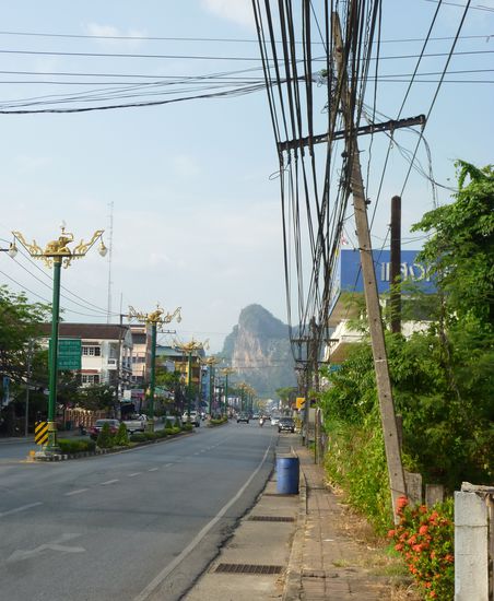 Die Hauptstraße von Phang Nga. Und eigentlich auch die einzige - dafür sehr lang 
Überall von Bergen gesäumt.