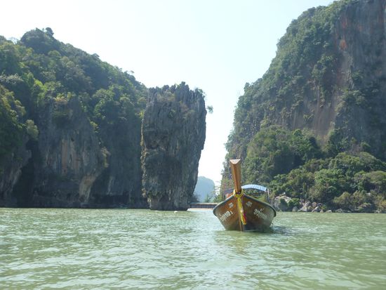 Die Insel Ko Phing Kan mit dem Felsen Ko Tapu. Der Ausschnitt war glücklich gewählt, der kleine Strand war voll 