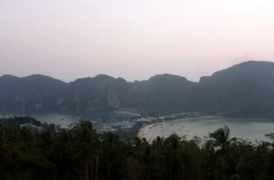 Aussicht vom Viewpoint. Links Ton Sai Beach, rechts Loh Dalam Beach. Dazwischen die Stadt 
