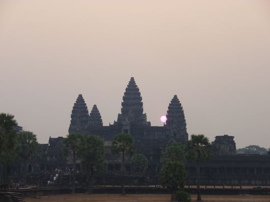 Der beginnende Sonneraufgang bei Angkor Wat.