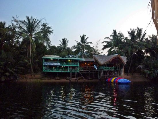 Das Arcadia vom Wasser aus. Das Gebäude beherbergt Rezeption, Bar und Chill Out Bereich.