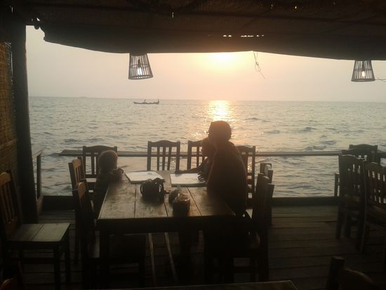 Abendessen bei Sonnenuntergang am Meer. Was will man mehr?