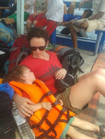 Brummende Dieselmotoren sind eine tolle Möglichkeit,  um die Kinder einzulullen. Müssen wir uns zu Hause auch zulegen.