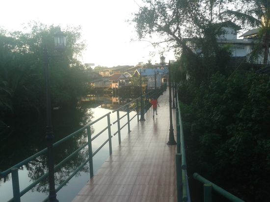 In Trat. Ein Walkway über dem Fluss.
