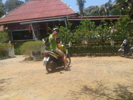 Roman im Glück. Roller fahren mit dem Papa ist noch besser als baden im Pool.