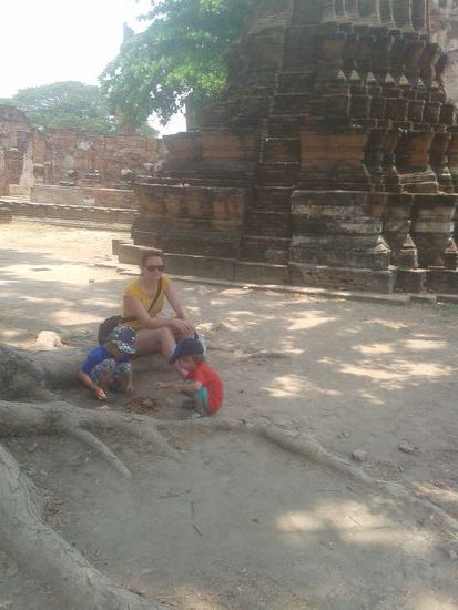 Spielen im Tempel. Mit Sand, Blättern und Stöcken werden Ruinen zur Nebensache.