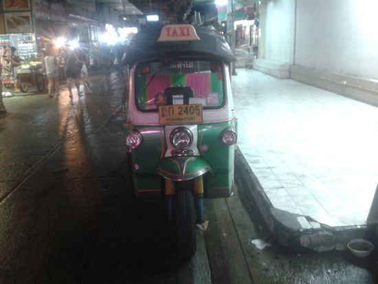 Ein einsames Tuk-Tuk. Wahrscheinlich muss der Fahrer gerade seine Klamotten wechseln...