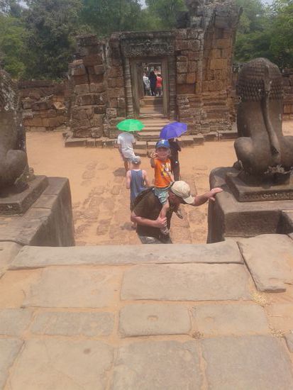 Einer klettert, einer macht Faxen. 
East Mebon Tempel.